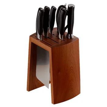Простор за съхранение на дървени кухненски ножове и инструменти